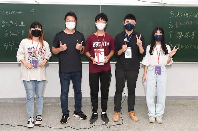 學生透過營隊發揮創意，設計虛擬偶像VTuber的樣貌、衣著與性格；並運用動態捕捉軟體操作，讓虛擬偶像在華麗演出中還能與粉絲互動。（圖／靜宜大學提供）