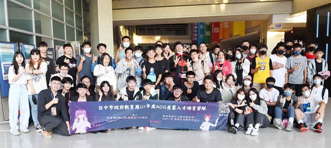  營隊隊輔由資傳系「極客魂」社團成員所組成，不僅協助課程教學，也讓參與高中生留下美好回憶。（圖／靜宜大學提供）