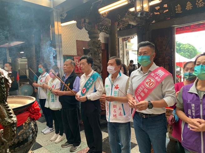 无党籍桃园市长候选人郑宝清邀请桃园市长郑文灿等人到神明面前发誓绝无炒土地、贪污。（郑宝清竞办提供／蔡明亘桃园传真）