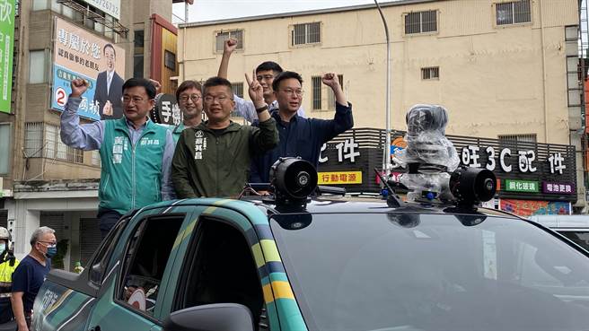 蔡其昌23日下午在中西区车队扫街。（陈淑芬摄）