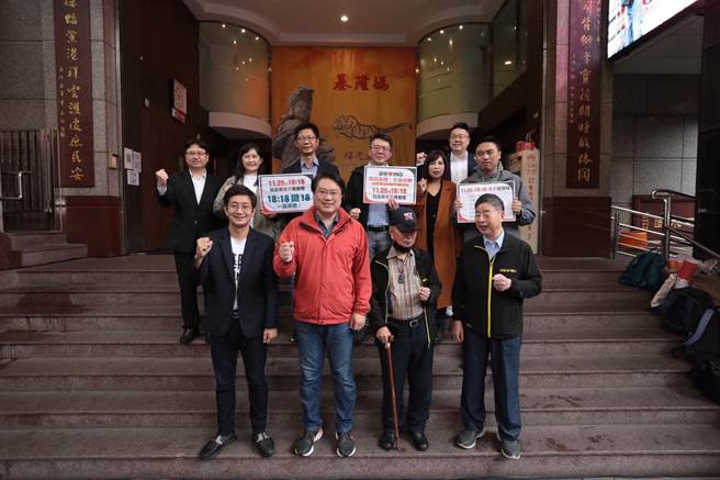 基隆市長林右昌（前排左2）與市府政務官團隊共同請假，全力為民進黨基隆市長候選人蔡適應（前排左1）輔選。（蔡適應競總提供／張志康基隆傳真）
