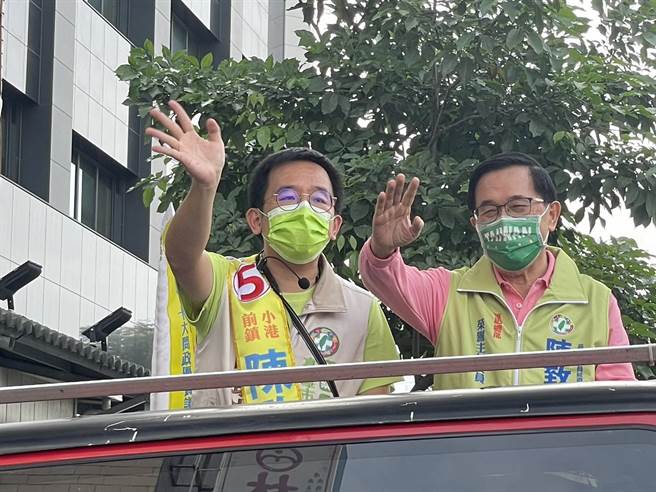 高市议员陈致中23日特别邀请父亲、前总统陈水扁陪同车队扫街，这也是陈水扁首次上街替儿子拜票。（洪浩轩摄）