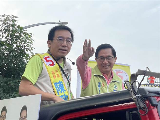 高市议员陈致中23日特别邀请父亲、前总统陈水扁陪同车队扫街，这也是陈水扁首次上街替儿子拜票。（洪浩轩摄）