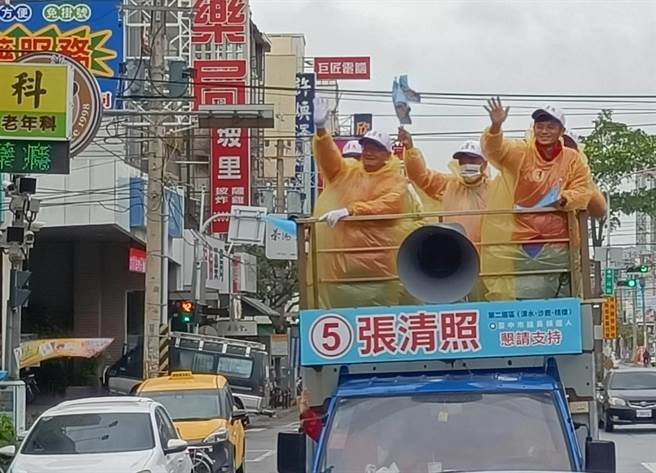 台中市议会议长张清照今天冒着滂沱大雨站在战车上，绕行沙鹿、清水向选民拜票恳托。(张清照竞选总部提供)