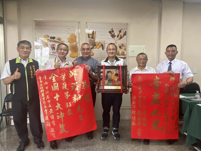 台南新化食用甘藷產銷班長邱裕翔（右三）獲全國十大神農獎，農業局長李建裕(左二)前往貼紅紙祝賀。(曹婷婷攝)