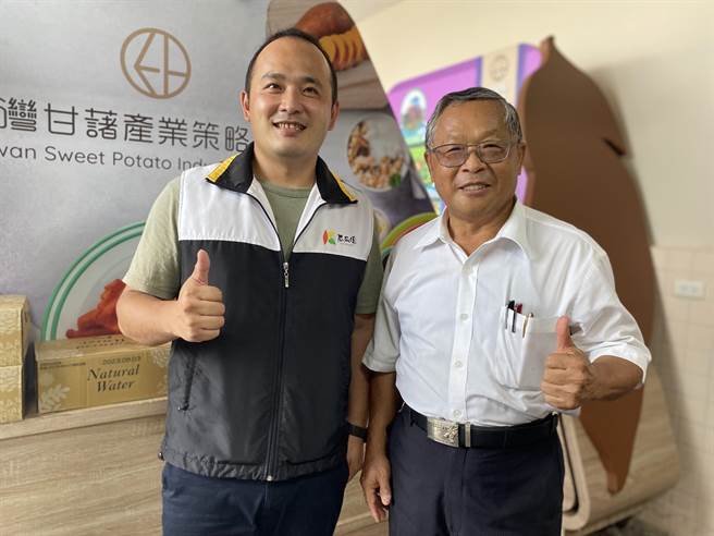 台南新化食用甘藷產銷班長邱裕翔（左）與父親邱木城，相隔27年獲得全國十大神農獎。（曹婷婷攝）