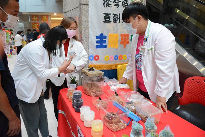 台东马偕医院今举行感恩节礼拜及爱心义卖，员工发挥本领及创意摆摊义卖。（台东马偕医院提供／蔡旻妤台东传真）