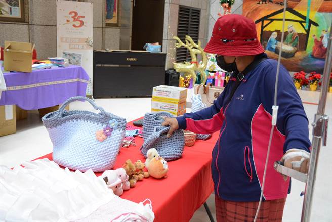 台东马偕医院今举行感恩节礼拜及爱心义卖，员工发挥本领及创意摆摊义卖。（台东马偕医院提供／蔡旻妤台东传真）