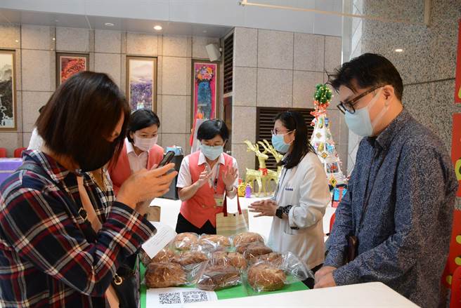 台东马偕医院今举行感恩节礼拜及爱心义卖，员工发挥本领及创意摆摊义卖。（台东马偕医院提供／蔡旻妤台东传真）