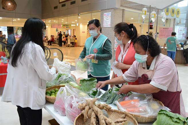 台东马偕医院今举行感恩节礼拜及爱心义卖，员工发挥本领及创意摆摊义卖。（台东马偕医院提供／蔡旻妤台东传真）