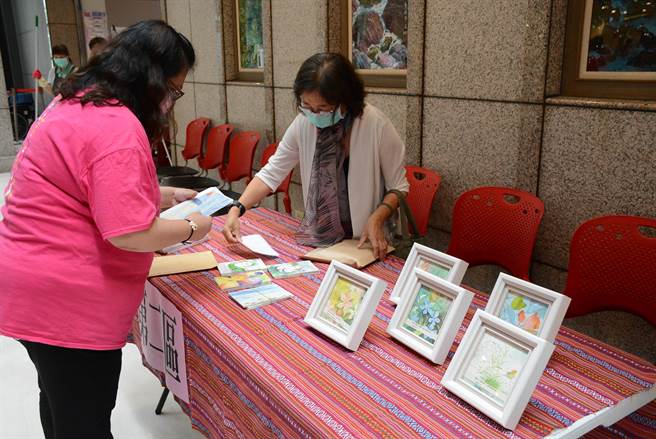 台东马偕医院今举行感恩节礼拜及爱心义卖，员工发挥本领及创意摆摊义卖。（台东马偕医院提供／蔡旻妤台东传真）