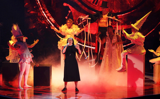 2004年6月5日義大利修女克利斯蒂娜史庫夏（Cristina Scuccia）在歌唱節目「義大利好聲音」（The Voice）中的最後比賽賣力獻唱。（圖／美聯社）