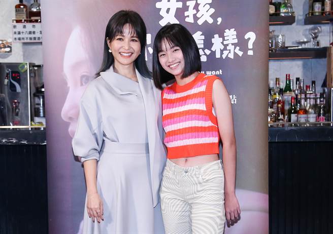 吴怡霈与剧中女儿蔡海殷一起出席首映。（陈俊吉摄）