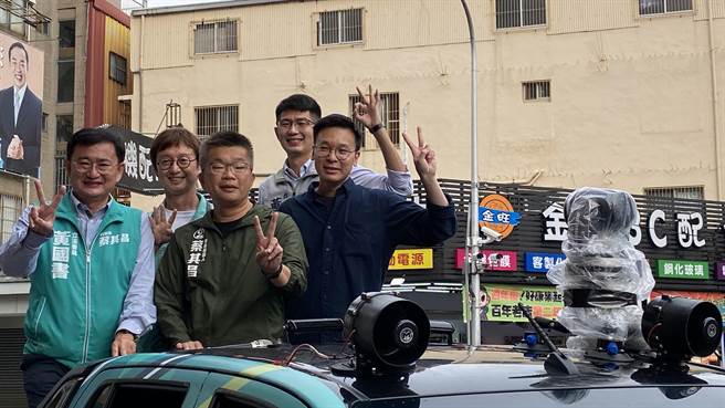 民进党台中市长候选人蔡其昌（前排中）推出「去投票，就会赢」宣传影片。蔡其昌表示，他一路以来都有高度信心获得胜利。（陈淑芬摄）