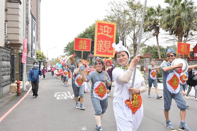 桃园龙潭「迎古董」踩街嘉年华受疫情影响停办2年，上届有超过1000人参加，民眾热烈参与气氛嗨。图为2020年嘉年华画面。（龙潭区公所提供／蔡明亘桃园传真）