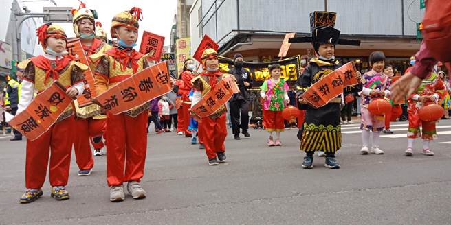 迎古董、接财神是桃园龙潭元宵地方盛事。图为2020年嘉年华画面。（龙潭区公所提供／蔡明亘桃园传真）