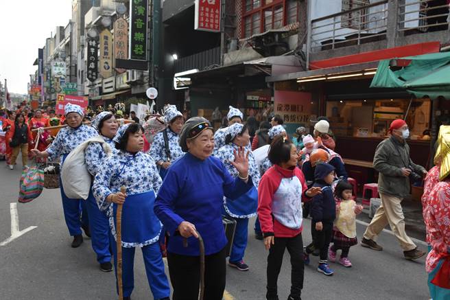 龙潭区公所邀民眾共推「南蜂炮、北天灯、龙潭迎古董」地方特色。图为2020年嘉年华画面。（龙潭区公所提供／蔡明亘桃园传真）