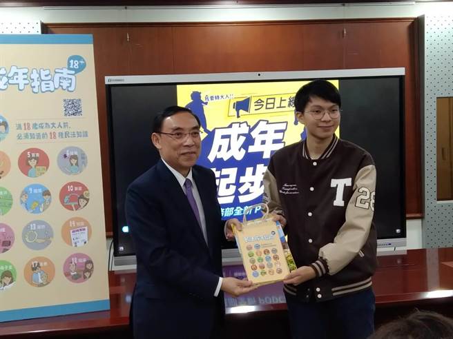 法务部长蔡清祥、台大学生赖奕玮（右）（陈志贤摄）