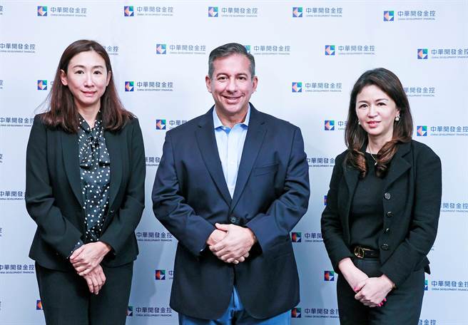 左起开发金控财务长黄碧玲、总经理庞德明、发言人潘玲娇。（开发金提供）