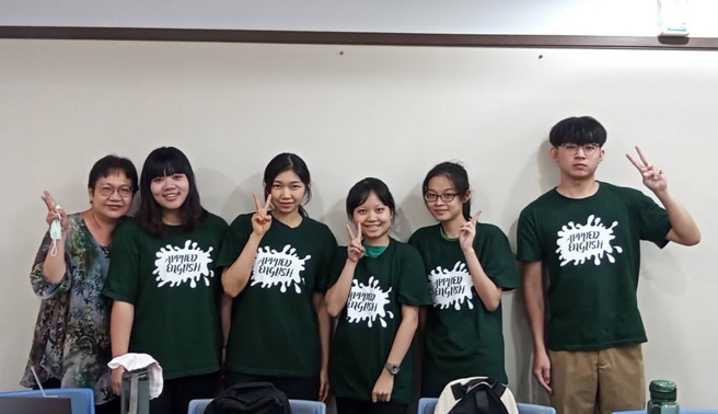 應英系另一組團隊，以「臺灣及日本青少年心理健康問題」，同樣榮獲白金獎肯定。(照片/義守大學提供)