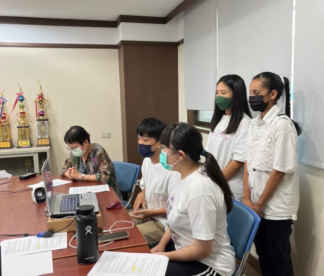 獲得白金獎的應英系團隊，以「戰爭議題對世界各地的影響」為主題，探討不同國家對於戰爭的看法，跨國學習成果深獲評審青睞。(照片/義守大學提供)

