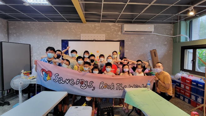 今(111)年入选团队「Save Dogs, Rock the World！」，以关怀流浪动物、推广生命教育为服务宗旨，团队锁定第一目标受眾为国小学童，让小学生从小接触正确的动物保护知识；第二目标受眾为大专院校学生。(照片/青年署提供)