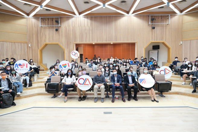 国立臺南大学特别邀请美国在台协会高雄分处文化新闻组组长蔡南亭博士，于11月22日蒞临通识博雅教育讲座，以「21世纪全球竞争力的终极密技」为题，引导现场学生进行跨文化交流。(照片/臺南大学提供)

