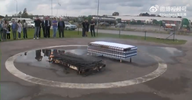 最后一般乳胶床垫整个烧毁，但海丝腾床垫只是表面焦黑。（翻摄自Hastens海丝腾微博）