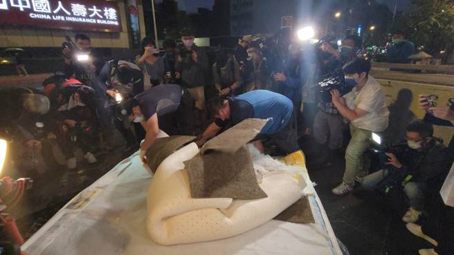 两名工人将大S千万床垫割毁。（图／读者提供）