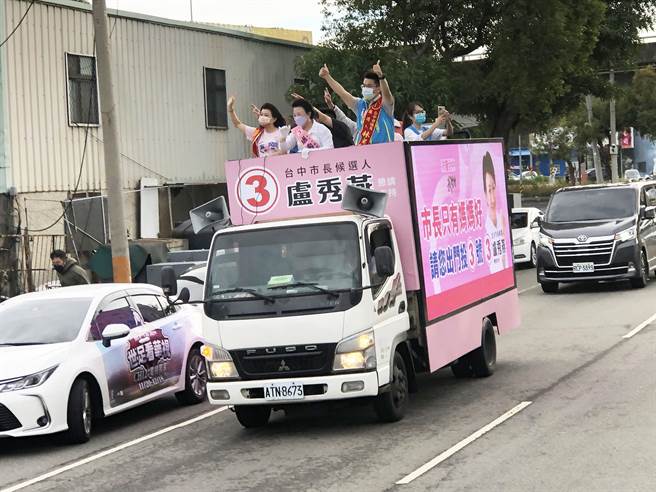 台中市長盧秀燕23日下午在吳瓊華議員等陪同下，走訪海線大肚、龍井等區掃街拜票，沿途獲得鄉親的熱情歡迎。(陳世宗攝)