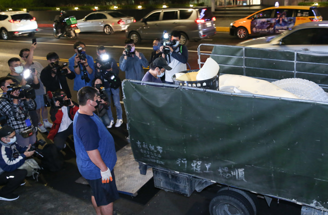 千万床垫被割毁后，运上回收车。（图／陈俊吉摄）