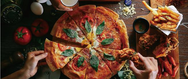 Global Mall南港车站店推出到店观看世足赛赠限量优惠券，BRAVO CAFÉ 十足欢聚餐，原价840元，优惠价790元。（Global Mall提供）