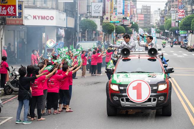 民主进步党新北市长候选人林佳龙今下午前往土城区扫街，他批评新北市长侯友宜不愿正视市民的问题，造成诸多民怨与悲情。（林佳龙竞办提供）