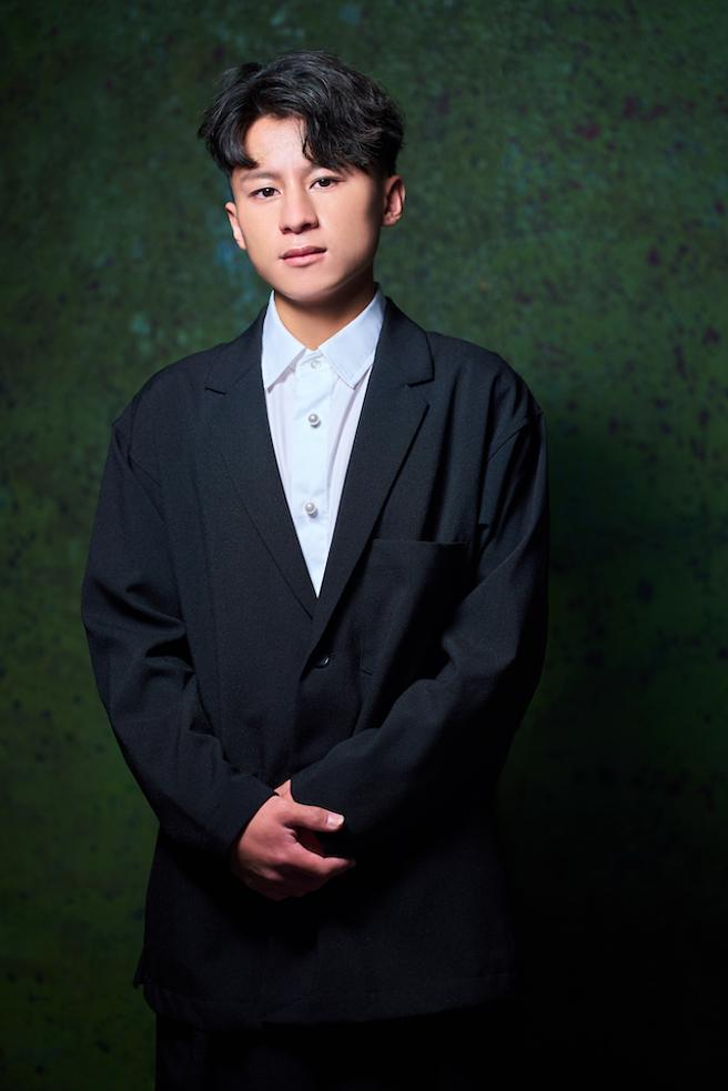 张祖钧穿上ZUCCa展现充满年轻气势的时尚姿态。ZUCCa西装翻领外套1万3600元、珍珠翻领长袖衬衫8200元、黑色宽管七分裤8200元。（JOJ Photo摄）