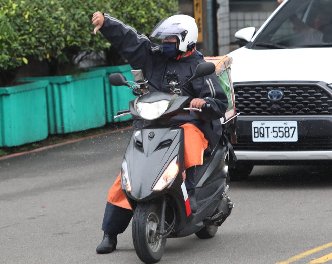 甚至连经过该路段的机车都鸣按喇叭抗议，骑士也比出倒讚手势。（郑任南摄）
