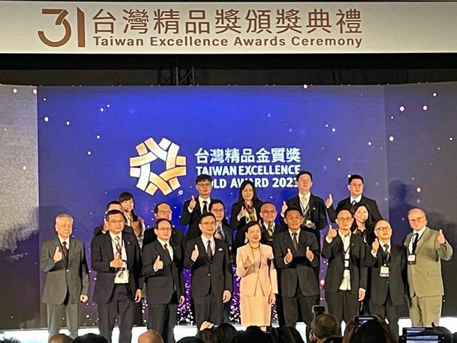 （台灣精品獎30產品獲金、銀質獎。圖／李麗滿）