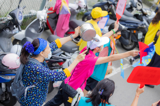 今（23）日新北市長侯友宜就在臉書上分享了他掃街拜票時的相片，沿路上有許多民眾，都以不同的方式替他加油。（取自侯友宜臉書）