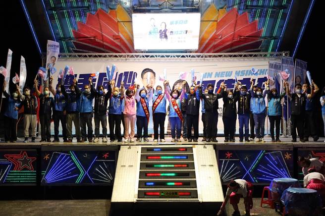 杨文科以领头羊的气势，带领竹东镇国民党籍提名候选人向选民恳托支持。（杨文科竞总提供／罗浚滨新竹传真）