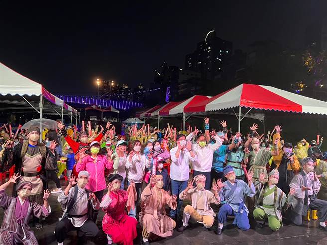 林佳龙到碧潭东岸广场欣赏纸风车剧团演出。（王扬杰摄）