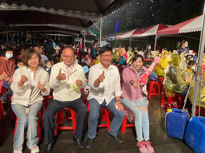 林佳龙到碧潭东岸广场欣赏纸风车剧团演出。（王扬杰摄）