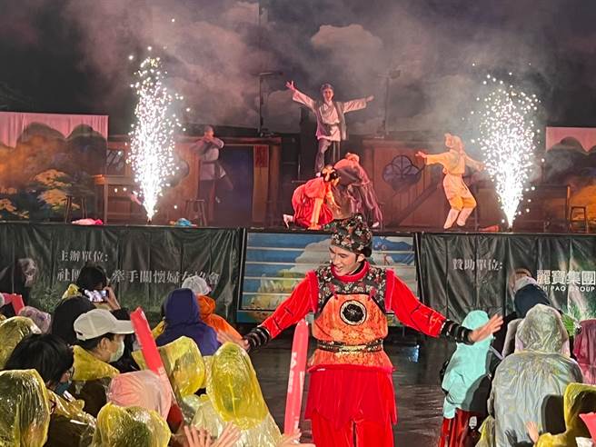 林佳龙到碧潭东岸广场欣赏纸风车剧团演出。（王扬杰摄）