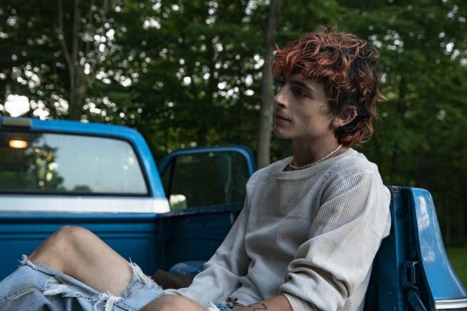 提摩西夏勒梅演出《骨肉的总和》。（图／华纳兄弟提供）