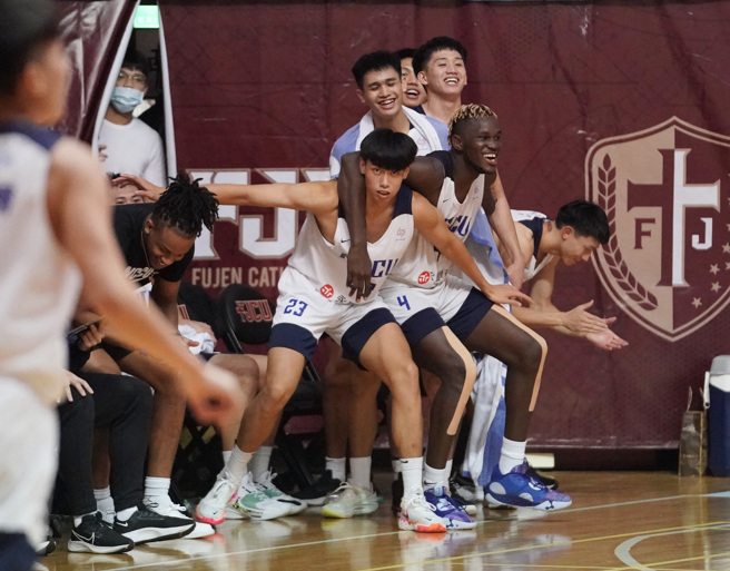 政治大學球員席慶祝本季UBA首勝。（大專體總提供）