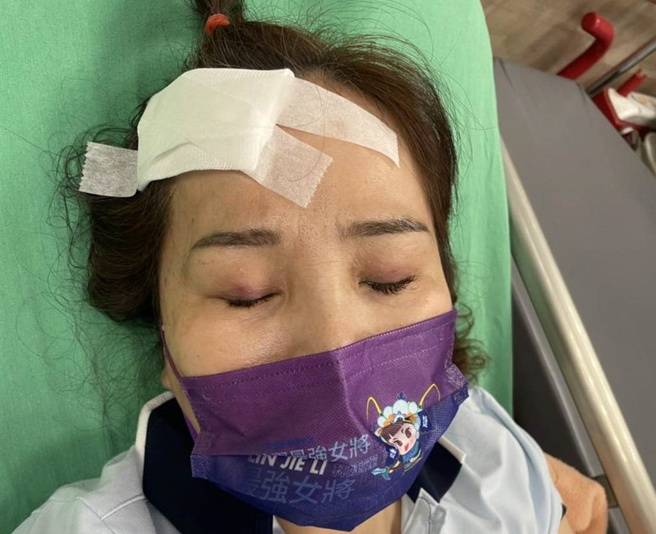 台北市中山、大同区议员候选人林婕丽23日上午于大直拜票，突遭到民眾攻击受伤。（新党提供）
