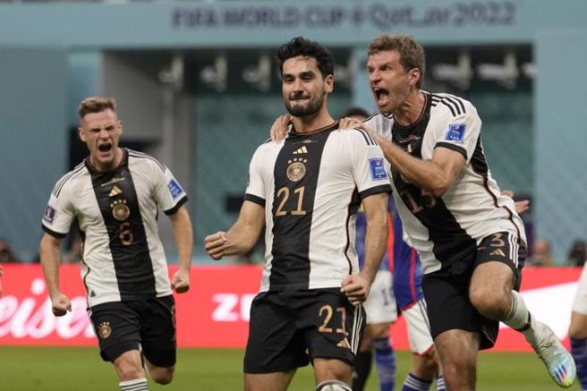 德国中场龚多安（中）对日本率先罚进12码球，队友穆勒（右）衝上来庆祝。（美联社）