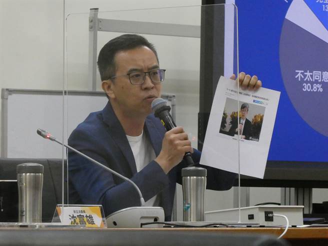 九合一選戰倒數，兼任民進黨主席的蔡英文總統今天將選戰規格拉高，表示「這次的縣市長選舉，跟總統選舉一樣重要」。國民黨發言人黃子哲表示，蔡的相關說法是在胡扯、瞎說，大打抗中保台、芒果乾的擦邊球。（周志豪攝）