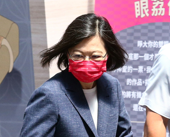 总统蔡英文在脸书发长文催票，被脸书粉专神翻译为「请你们再给我骗一次」。（中时资料照／邓博仁摄）