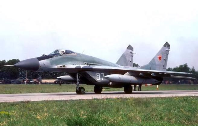 苏联解体前，中共原打算购入米格-29战机（图），但该战机在1989年巴黎航展上发生坠机事故，1990年在莫斯科为中共军事代表团演示时又发生坠机意外，因此购机项目转向更先进的苏-27战机。（图／网易）