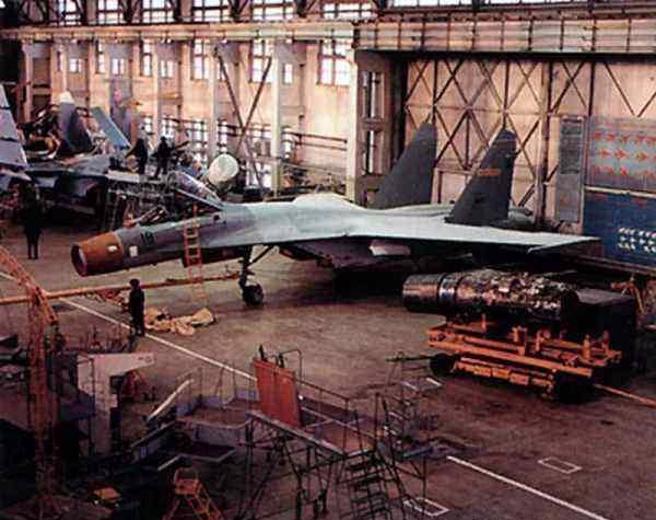 苏联解体后，俄罗斯终于同意输出苏-27技术，协助中国在渖阳建立一条苏-27生产线（图）。中国就在这条生产线基础上学习了生产新一代战机技术，并开发出歼-11、歼-16的系列战机。（图／新浪网）