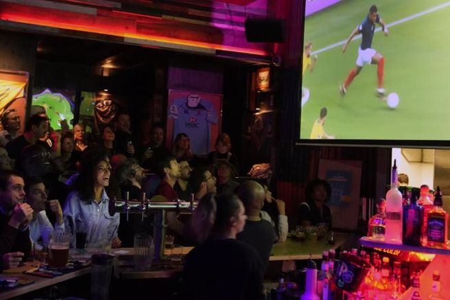 法国球迷在巴黎的酒吧观看比赛直播。（美联社）